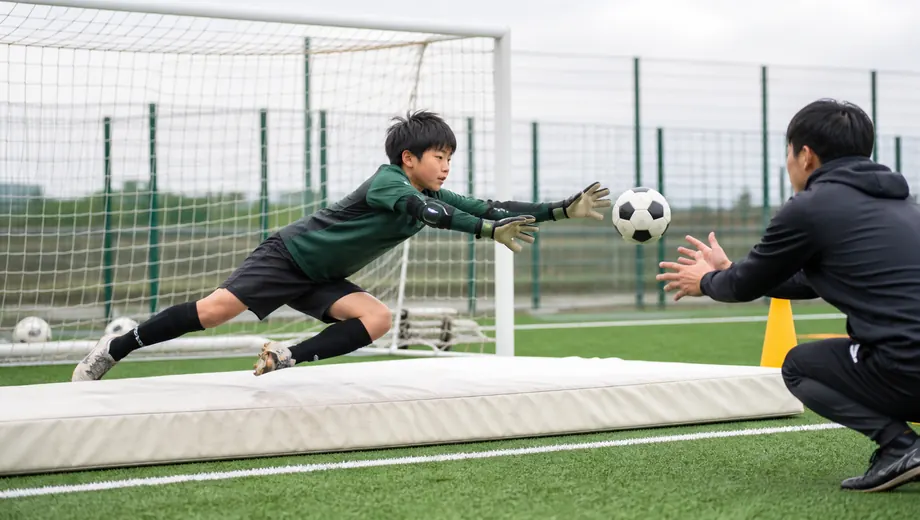 ゴールキーパークラスでサッカーを練習する子どもたち