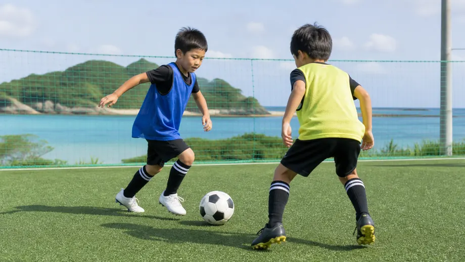 ジュニア低学年クラスでサッカーを練習する子どもたち